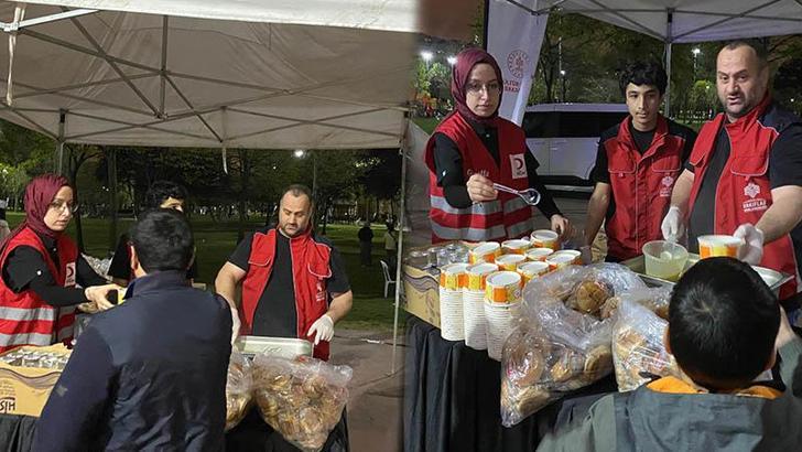Vakıflar Genel Müdürlüğü geceyi parklarda geçirenlere çorba ikram etti