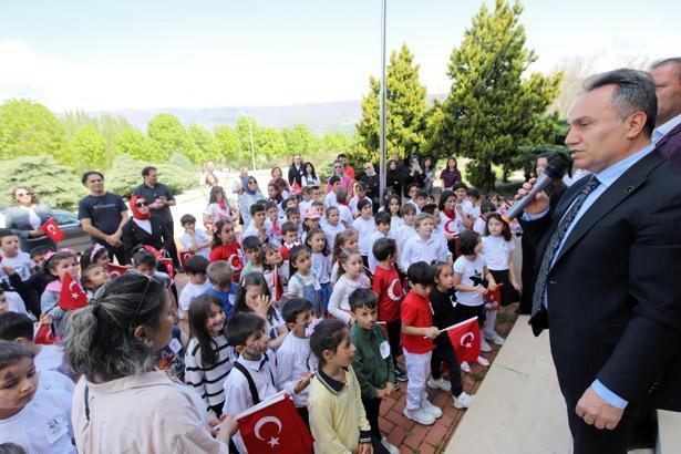 Taşlıçiftlik İlkokulu öğrencilerinden Rektör Yılmaz’a 23 Nisan ziyareti