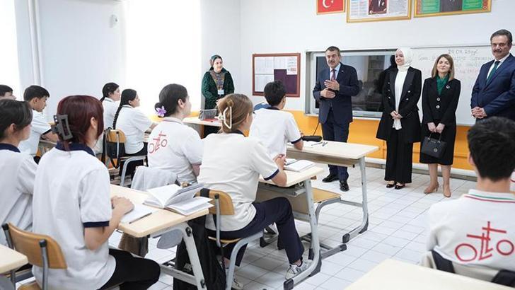 Bakan Tekin, Türkmenistan’daki Aşkabat Türkmen- Türk Okulu’nu ziyaret etti