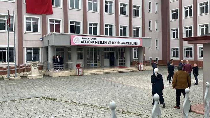 Kendilerini izinsiz girdikleri okuldan çıkarmak isteyen öğretmeni darbettiler