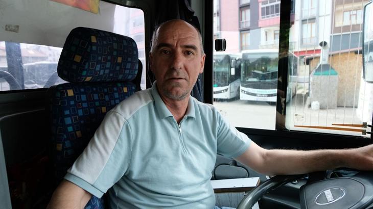 Otobüs şoförü, yola çıkan boğanın saldırısına uğradı; o anlar kamerada (2)