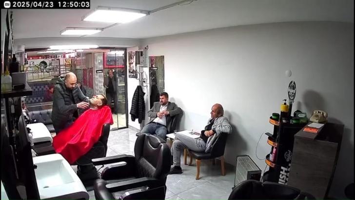 Deprem sırasında tıraş ettiği müşterisini koltukta bırakıp, dışarı kaçtı