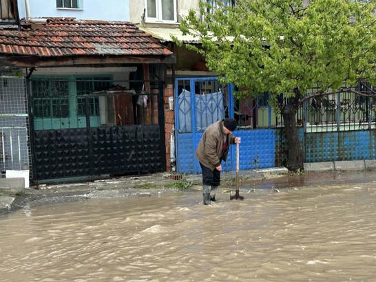 Uşak'ta sağanak; cadde ve sokaklar göle döndü