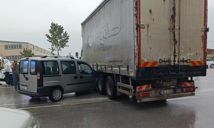 İnegöl'de, hafif ticari araç kamyona çarptı; 1 yaralı