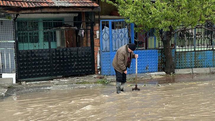 Uşak'ta sağanak; cadde ve sokaklar göle döndü