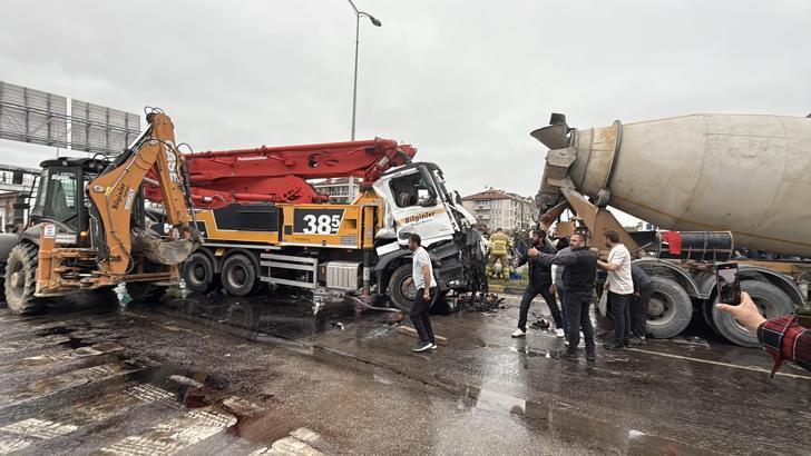 Bartın’da 3 aracın çarpıştığı kaza kamerada; 8 yaralı