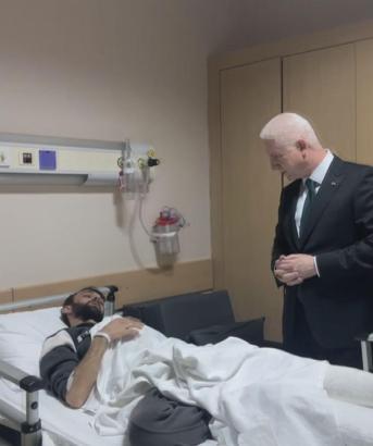 İstanbul - Vali Gül, depremde yaralanan vatandaşları hastanede ziyaret etti