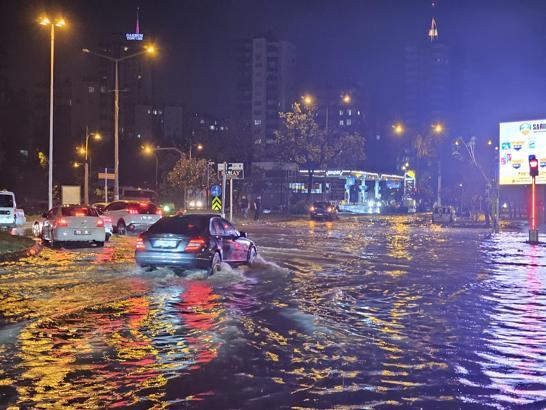 Adana'da sağanak; cadde ve sokaklar suyla doldu