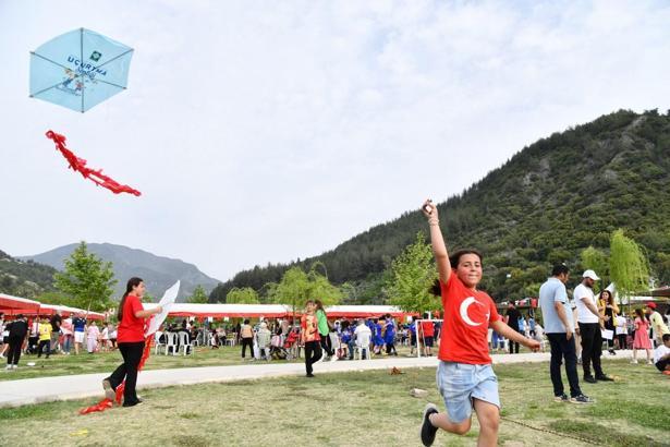 Osmaniye’de çocuklar uçurtmalarıyla gökyüzünü süsledi