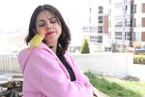 Sahiplendiği papağanını yanından ayırmıyor