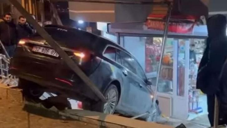 Çarpışan 2 otomobilden 1'i markete girdi