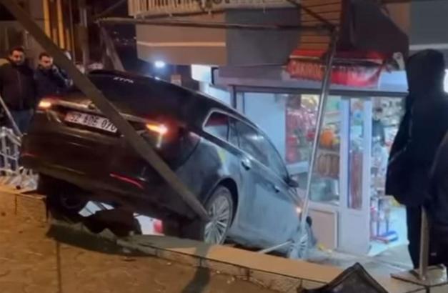 Çarpışan 2 otomobilden 1'i markete girdi