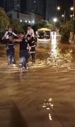 Midibüste mahsur kalan çocukları itfaiyeciler omuzlarında taşıdı