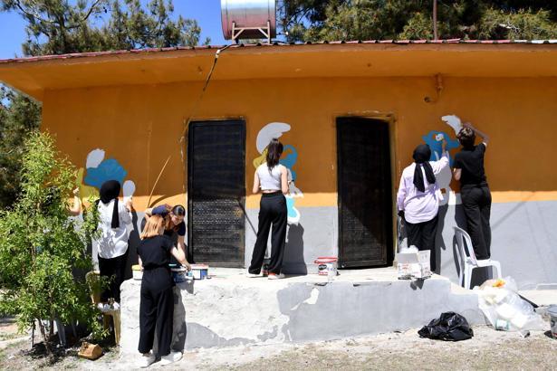 Gençler okul boyayıp çocukları hijyen konusunda bilgilendirdi
