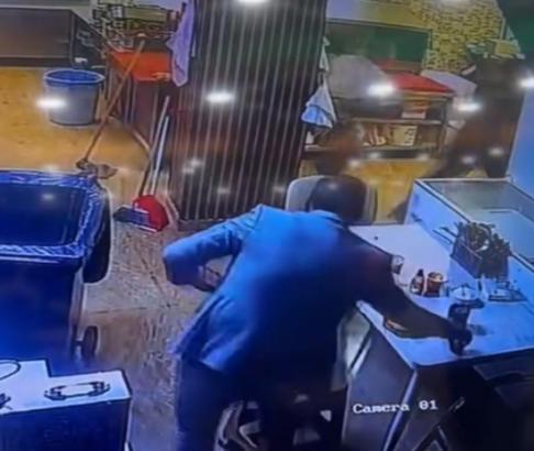 İstanbul- İstanbul'daki 6.2 büyüklüğündeki depremde çayını alıp dışarı çıktı