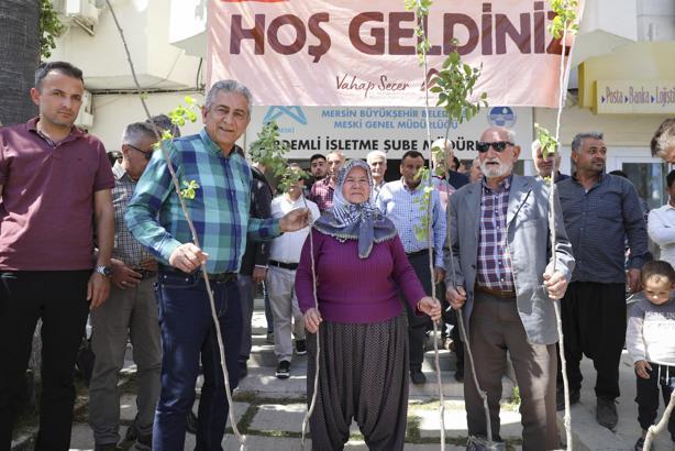 Mersinli üreticilere Büyükşehir’den Trabzon hurması fidanı