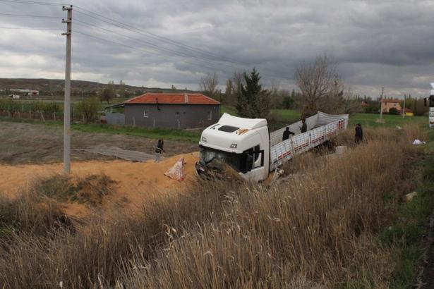 TIR devrildi; sürücü ve oğlu yaralandı
