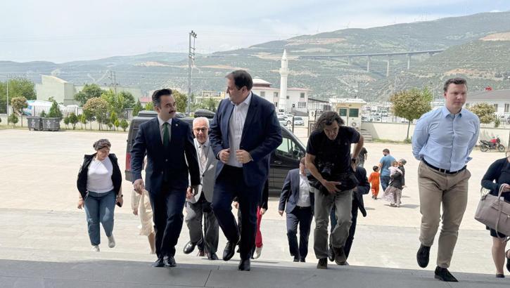 Alman Bakandan depremzedelere ziyaret