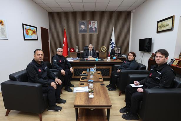 Bursa Valisi Ayyıldız AFAD'da incelemelerde bulundu