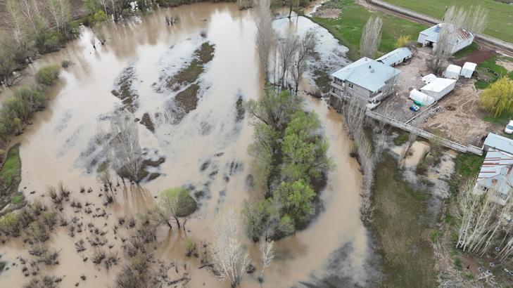 Ağrı'da dere taştı; evler su altında kaldı