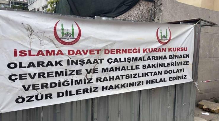 İstanbul - Fatih'te iş makinesinin çarptığı işçi 10 metrelik kuyuya düştü / Drone görüntüleriyle