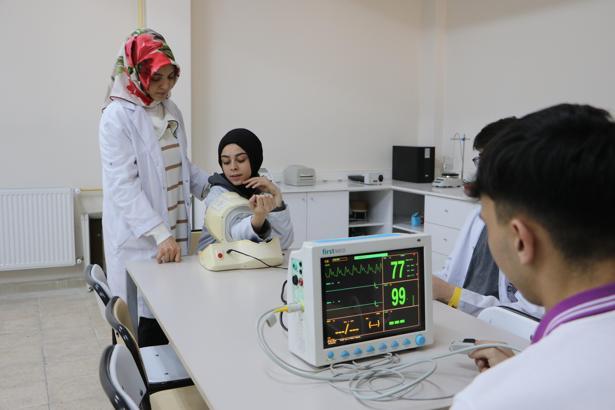 Bu lisedeki öğrenciler biyomedikal cihazlar ile eğitim görüyor