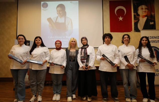 Akdeniz Üniversitesi’nde gastronomi öğrencilerine ceket ve bıçak töreni