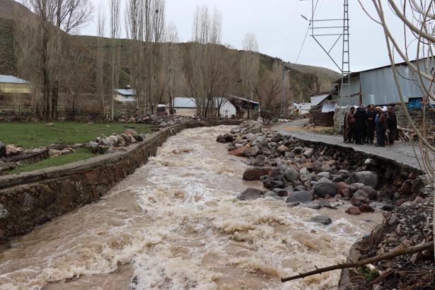 Erzurum'da dere taştı;  geçen sene yapılan koruma çalışmaları zarar gördü