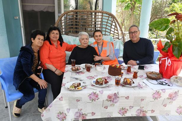 Kuşadası Belediyesi'nden sürpriz 80'inci yaş kutlaması