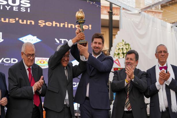Tarsus'a Golden Apple ödülü