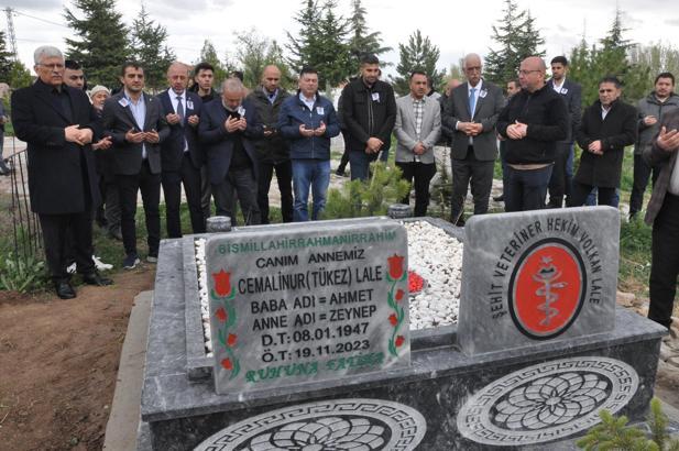 Bıçaklı kavgada öldürülen veteriner hekim, mezarı başında anıldı