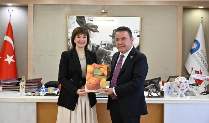 WTTC Başkanı Simpson'dan Başkan Böcek'e ziyaret