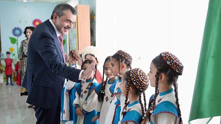 Bakan Tekin, Türkmenistan'da anaokulunu ziyaret etti