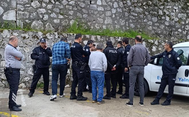 Barışma teklifine olumsuz yanıt aldı, kendini karnından bıçakladı