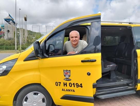 Takside unutulan 18 bin avronun içinde olduğu çantayı sahibine teslim etti