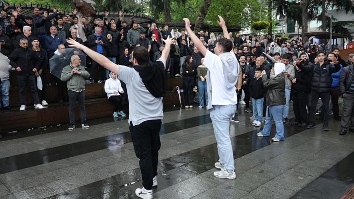 Finale yükselen Trabzonspor U19 Takımı'na yağmurda horonlu kutlama