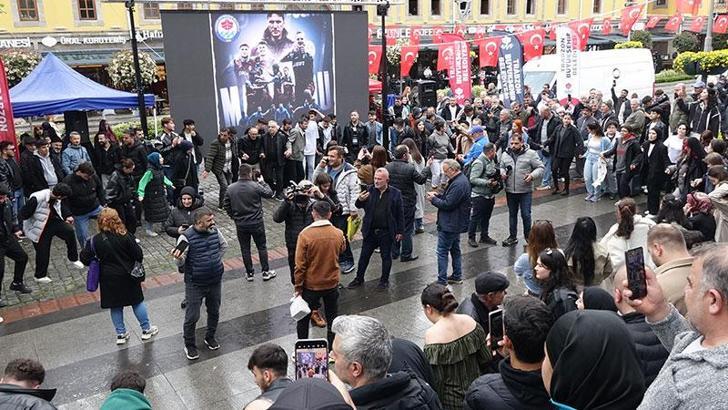 Finale yükselen Trabzonspor U19 Takımı'na yağmurda horonlu kutlama