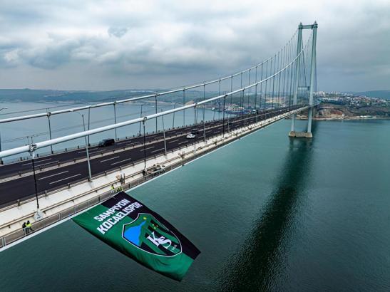 Osmangazi Köprüsü’ne dev Kocaelispor bayrağı asıldı