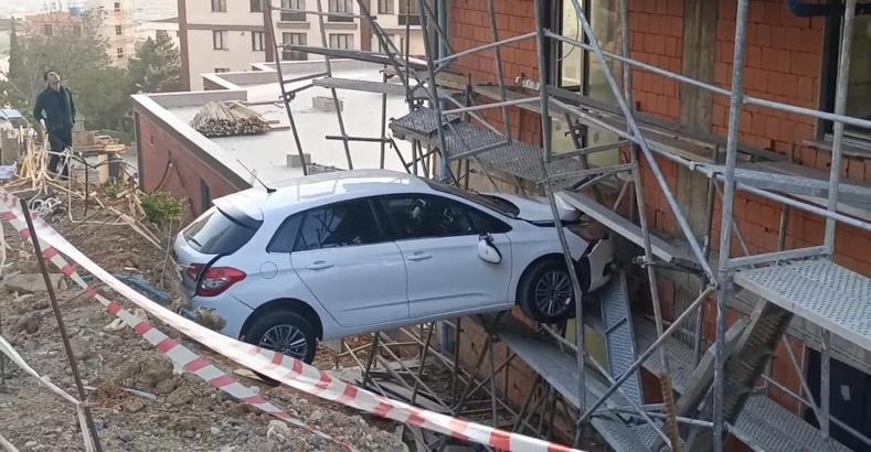 İstanbul - Kartal'da yoldan çıkan otomobil inşaat ile duvar arasında sıkıştı