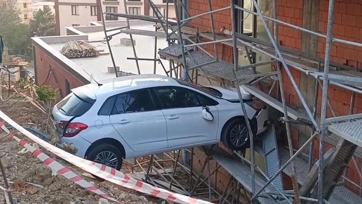 Kartal'da yoldan çıkan otomobil inşaat ile duvar arasında sıkıştı