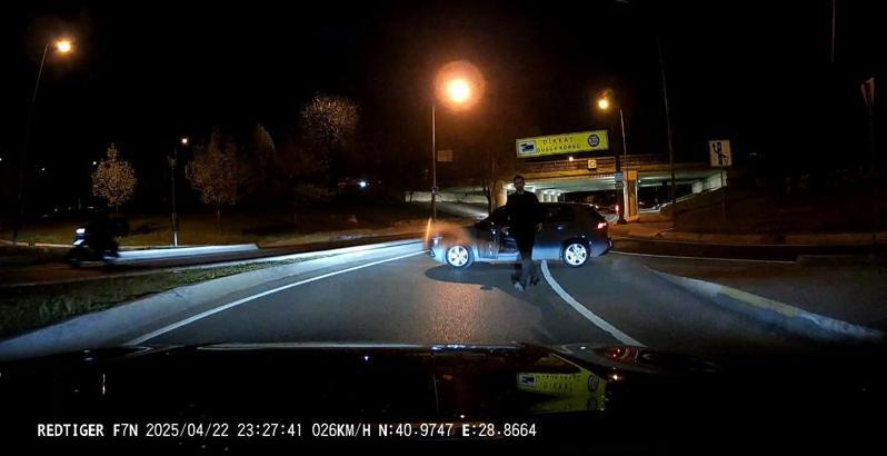 İstanbul- Bakırköy'de selektör yapan kadın sürücünün yolunu kesip tartıştı; 'Beni taciz ediyorsun'