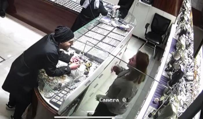 İstanbul- Esenyurt'ta kuyumcudan 535 bin lira değerinde 7 bilezik çalan şüpheli kamerada