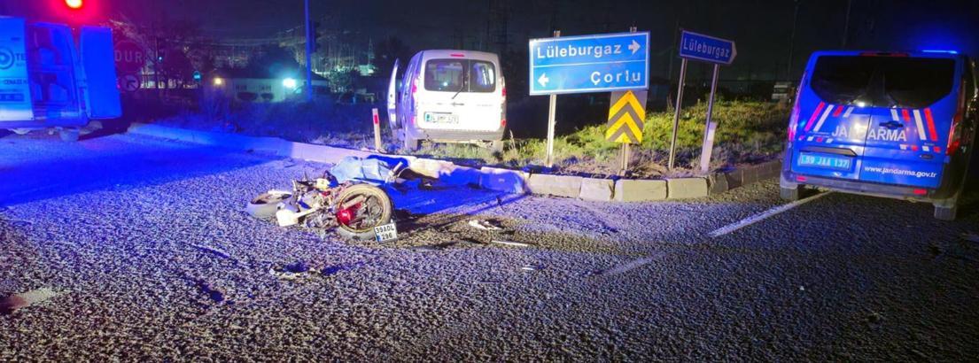 Hafif ticari araç ile motosiklet çarpıştı; 1 ölü, 1 yaralı