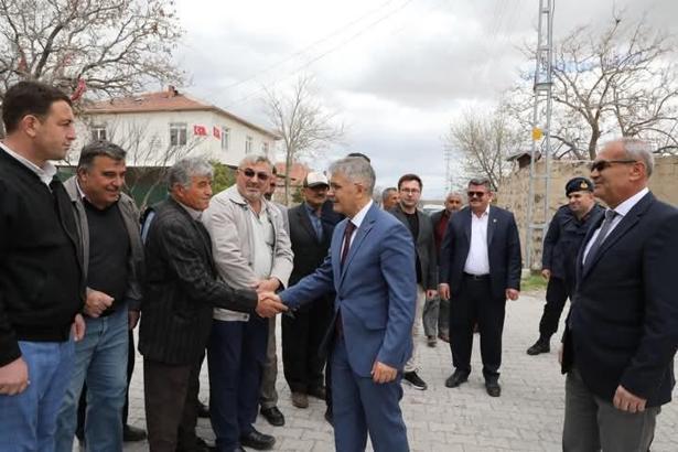 Niğde Valisi Cahit Çelik Obruk Köyünde çocuklara kitap hediye etti