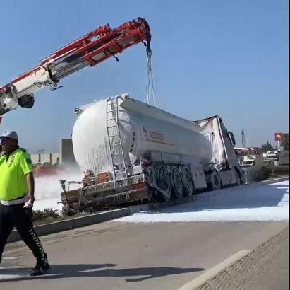 Hatay karayolunda yakıt yüklü tanker refüje çıktı