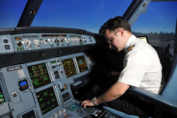 İstanbul -  THY'nin en genç pilotu; 17 yaşında lisans aldı, 22 yaşında pilot oldu