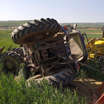 Devrilen traktörün altında kalan sürücü hayatını kaybetti