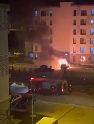 Diyarbakır'da hafif ticari araç alev alev yandı