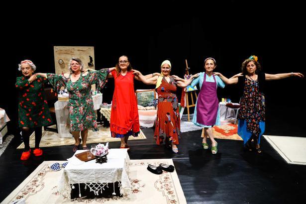 Aktif Yaşlı Merkezi tiyatrocuları Ahlar Ahacı ile sahnede