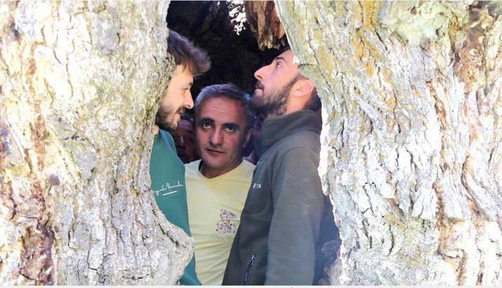 Hakkari’de asırlık ceviz ağacının kovuğuna 12 kişi sığdı